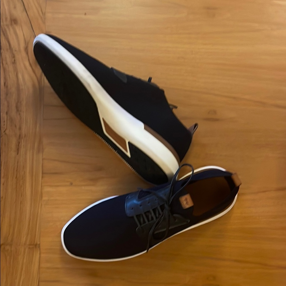 Nearly new Wolf & Shepherd sneakers